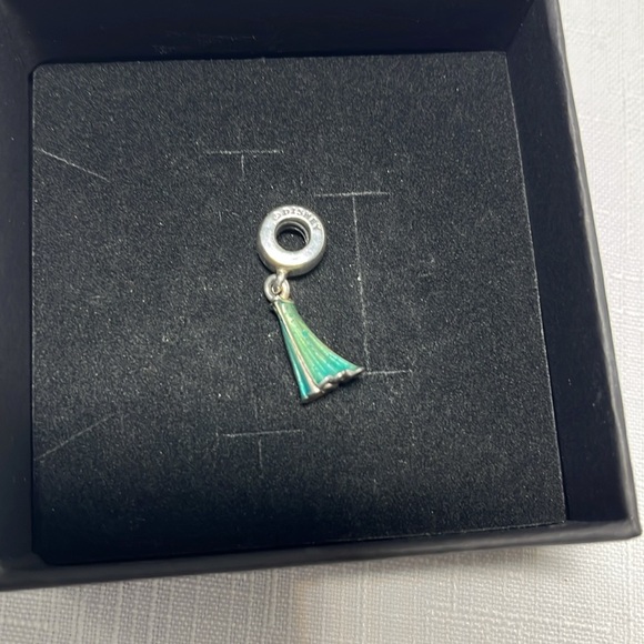 ELSA DRESS
Pandora DISNEY Princess Elsa Dress Frozen Disney Dangle Charm 925 ALE - Picture 8 of 8